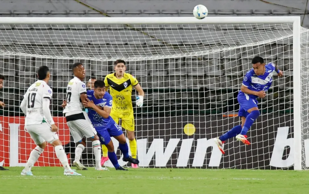 La defensa de GV San José rechaza un intento de ataque de Once Caldas. Foto: APG.