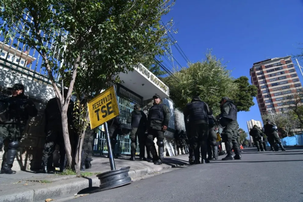 Policías custodian la plaza Avaroa, este viernes. Fotos: APG