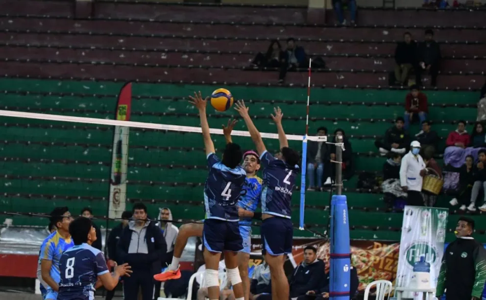 Una incidencia del juego que disputaron el jueves Bolívar y CAN de Oruro. Foto: APG