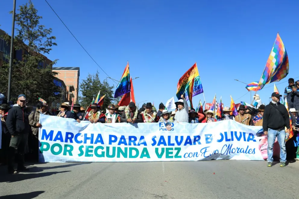 La marcha "evista" que se dirige a La Paz para inscribir a Morales en el TSE. Foto: APG