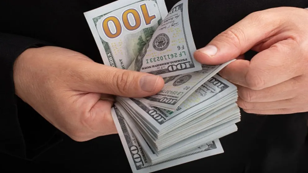 La cotización del dolar en el mercado paralelo bajó y es variable. Foto: ABI