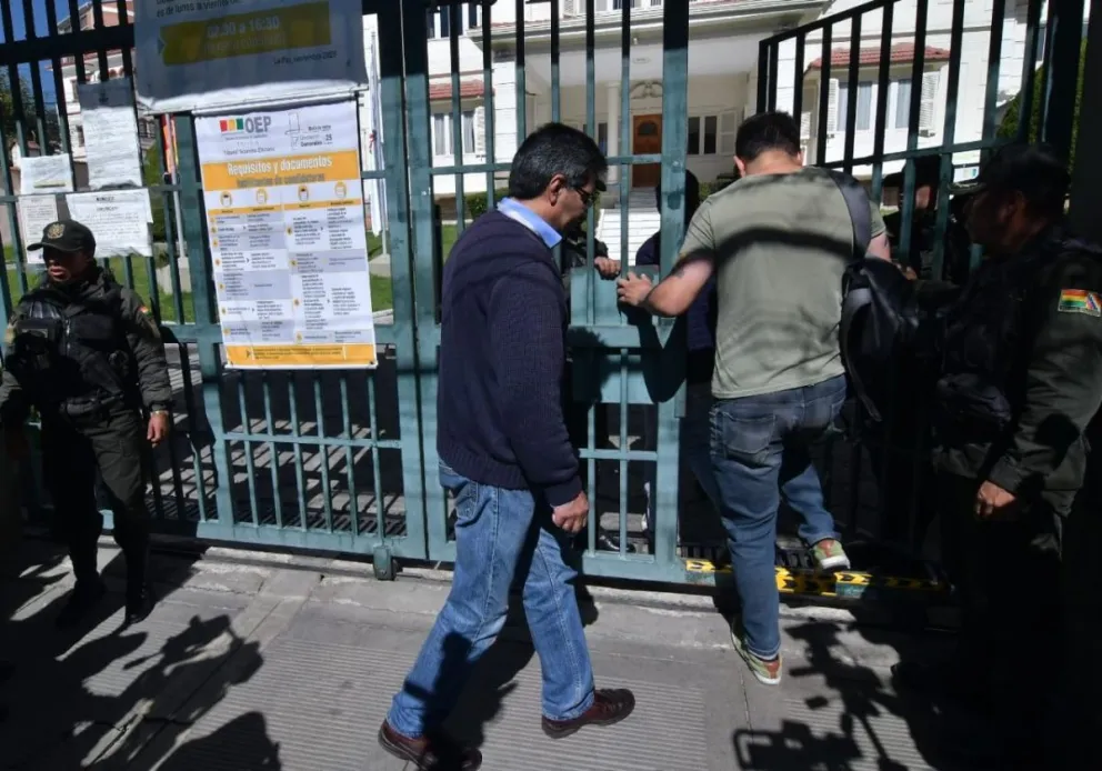 Personal del TCP, este viernes, en la sede del TSE en la plaza Abaroa. Foto: APG