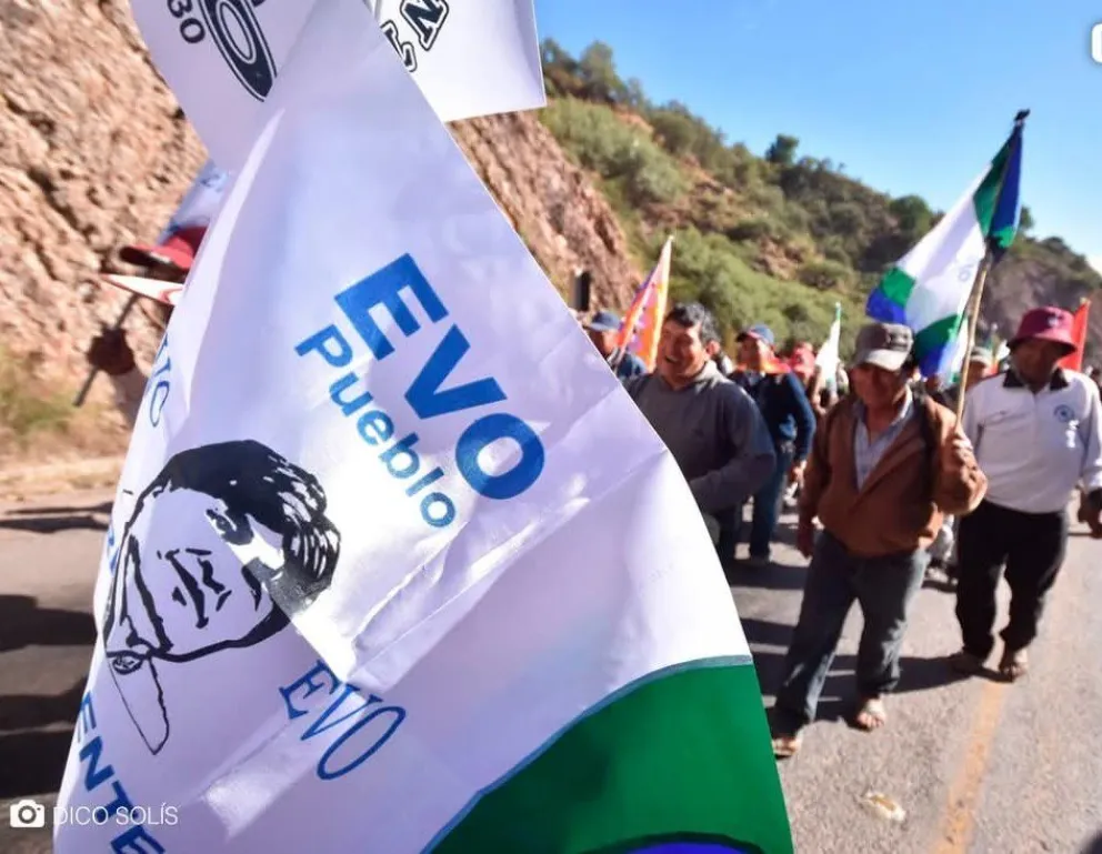 Seguidores de Evo Morales durante la caravana que se dirige a La Paz. Foto: @evoespueblo