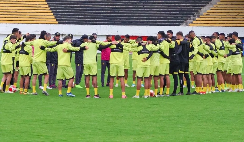 Jugadores atigrados en la previa de una práctica en Achumani. Foto: The Sgrongest. 