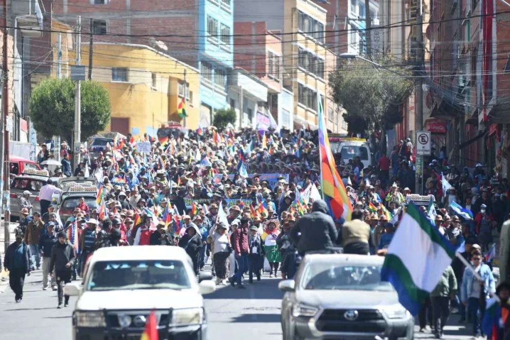 Multitud de seguidores de Evo Morales por inmediaciones del Tejar y la Tumusla, este viernes. Foto: APG