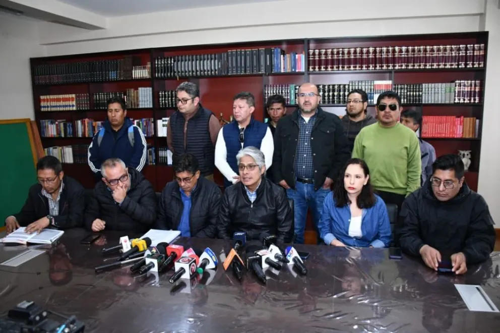 El equipo de abogados de Evo Morales, en una conferencia de prensa. Foto: APG
