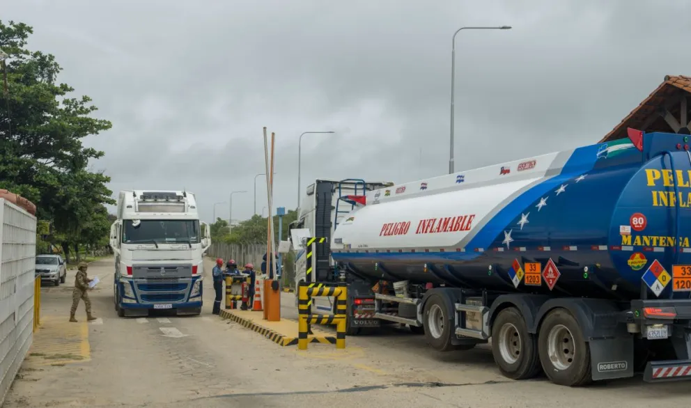 Cisternas que transportan combustible al interior del país. Foto: YPFB