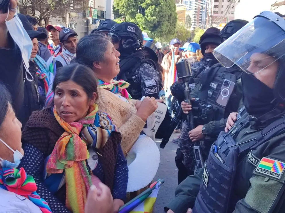 Movilizados "evistas" frente a la Policía. Foto: Visión 360