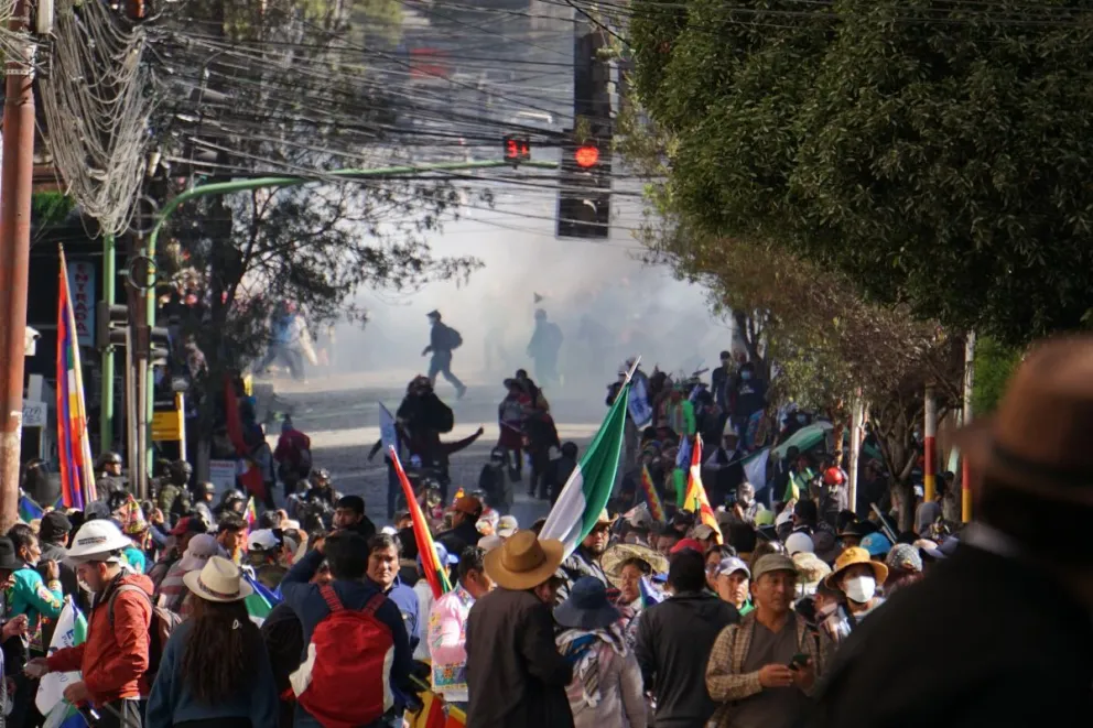 Conflicto entre evistas y policías. FOTO: APG