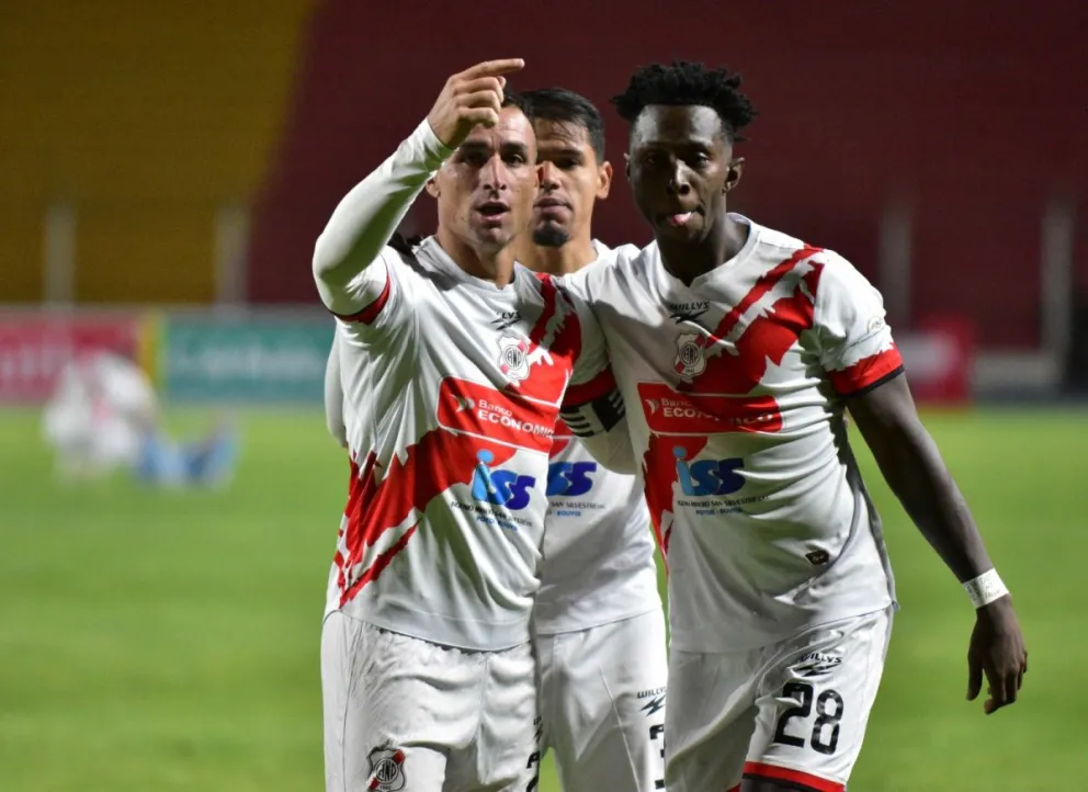 Martin Prost y Duban Palacio celebran el segundo gol de los potosinos. Foto: APG