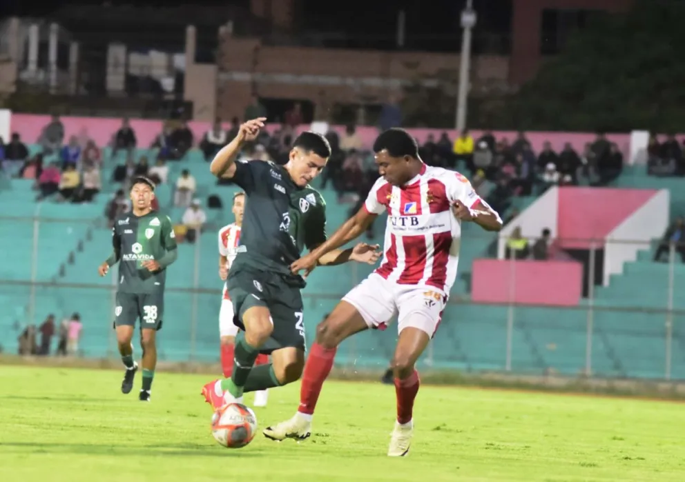 Una incidencia del compromiso disputado en la capital tarijeña. Foto: APG