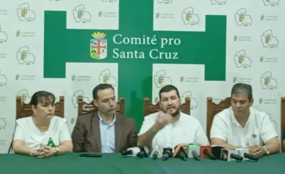 Los miembros del comité cívico cruceño brindan las conclusiones de la Asamblea de la Cruceñidad. Foto: Unitel