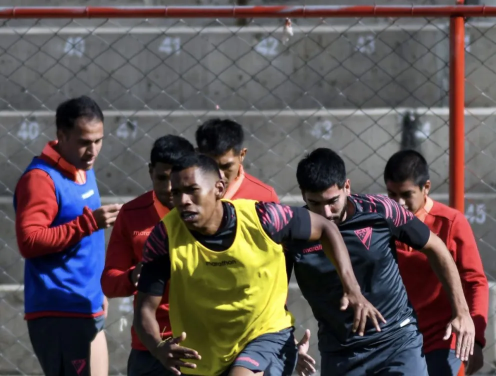 Diego Medina encabeza un trabajo físico en la banda roja. Foto: Always Ready. 
