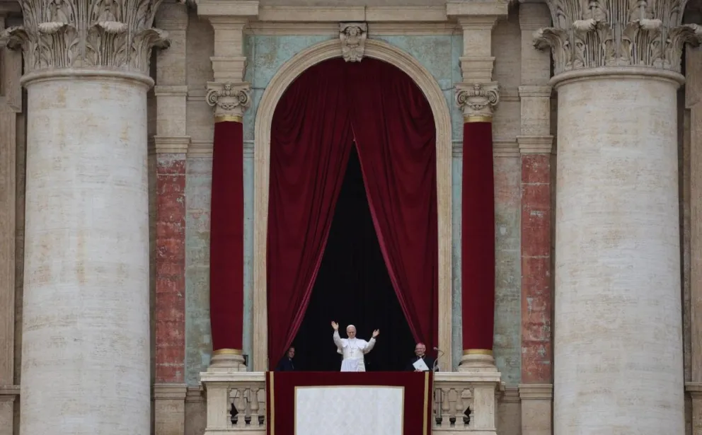 León XIV saluda a los fieles desde la Basílica de San Pedro en el Vaticano. Foto: EFE