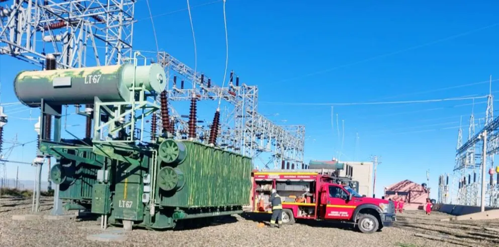 Bomberos en la planta eléctrica la mañana de este sábado. Fotos: Policía Boliviana