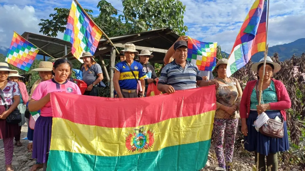 Los cocaleros seguidores de Morales, este sábado en "vigilia". Foto: RKC