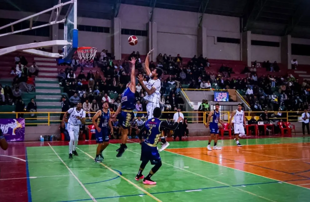 Un jugador de Kinwa (de blanco) lanza la pelota al aro en el partido con CAN. Foto: Kinwa Club.