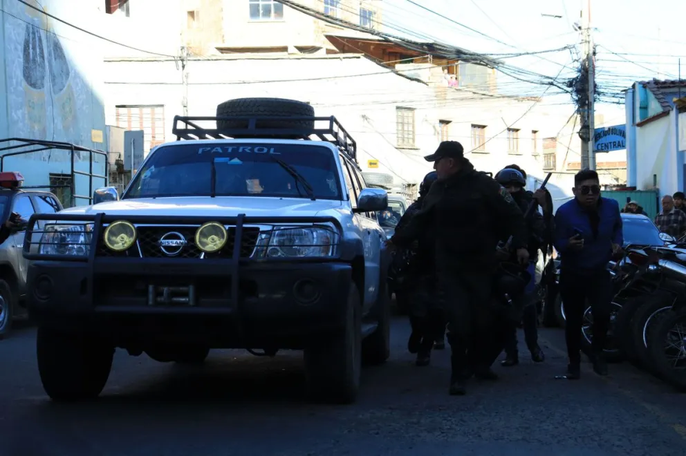 El vehículo en el que fue transportado Santos, ayer, viernes a la Felcc. Foto: APG