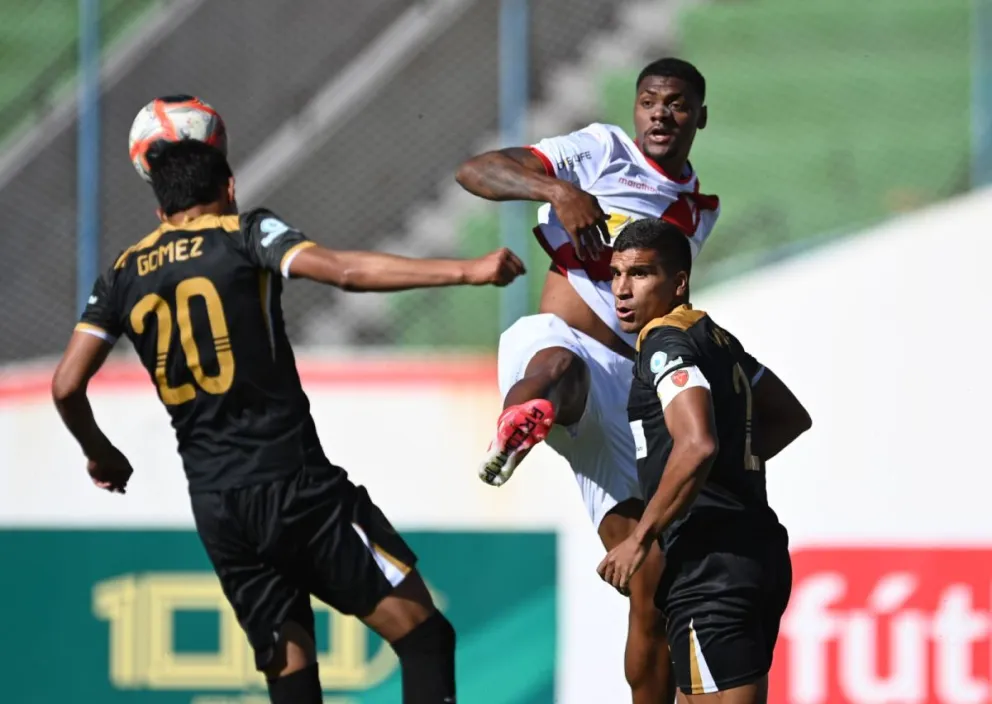 "Almanaque" González intenta superar en el juego aérero a sus rivales. Foto. Agencia Marka Registrada
