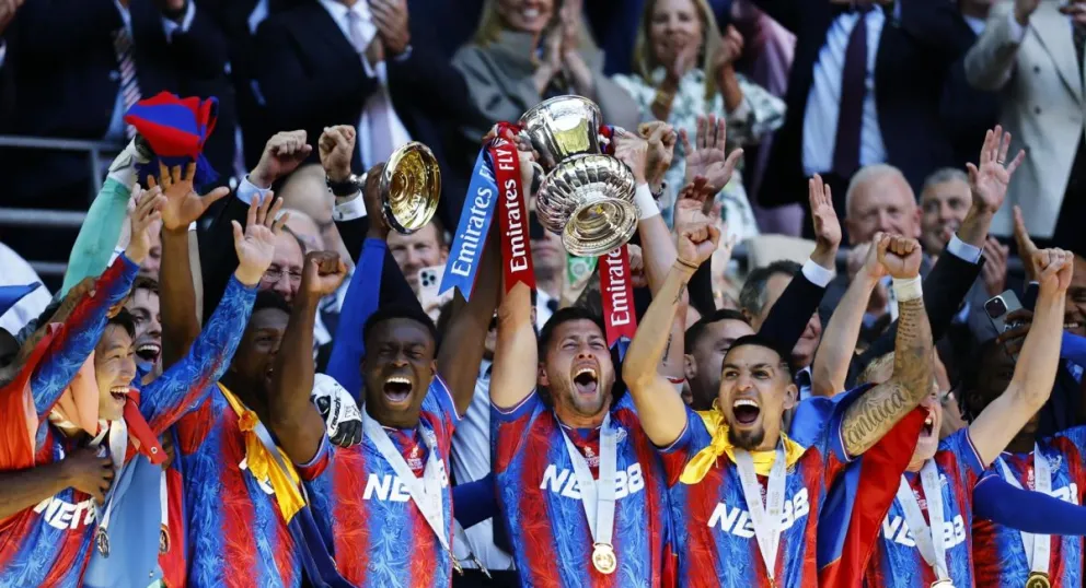 Los jugadores del Crystal Palace levantan el trofeo al ganar la FA Cup. Foto: EFE.