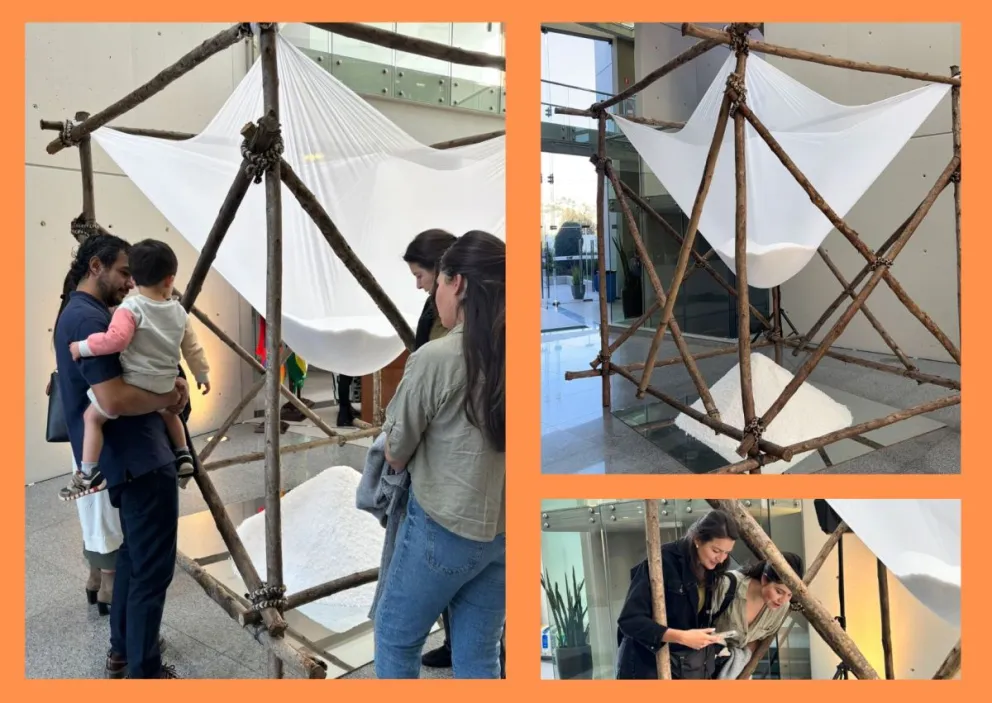 La gente observa una de las obras que se exponen. Fotos: CAF 