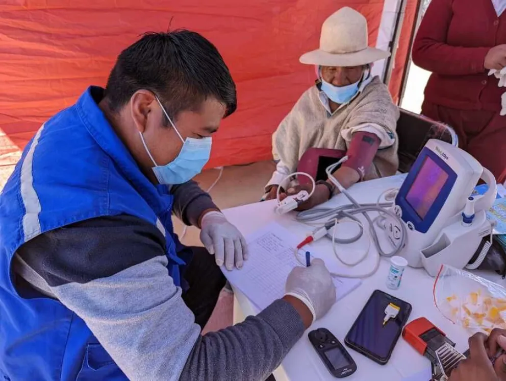 Personal de salud atiende a un paciente con hipertensión. Foto: Ministerio de Salud