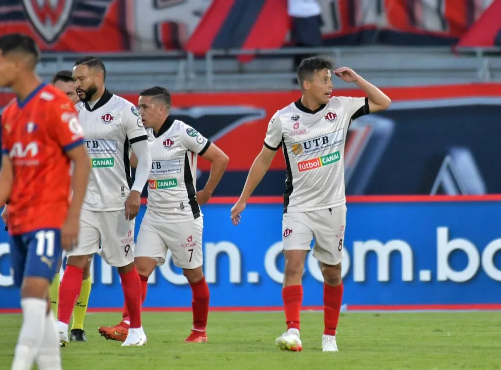Camacho (der.), de FC Universitario, celebra su gol. Foto: Agencia Marka Registrada.
