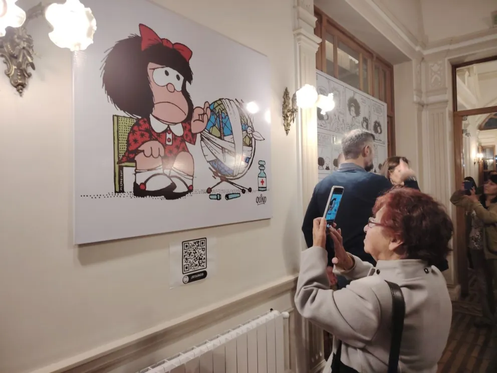 Una mujer toma una imagen de un cuadro de Mafalda. Fotos: Leny Chuquimia / Visión 360 