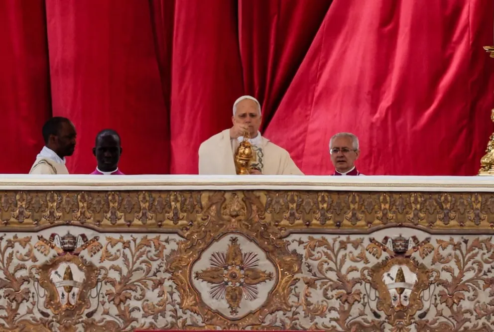 El papa León XIV dirige una misa solemne para el comienzo del pontificado, en la Plaza de San Pedro, Ciudad del Vaticano, el 18 de mayo de 2025. Foto: EFE