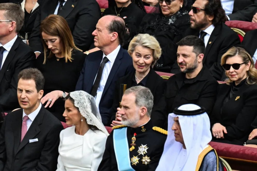Zelenski con su esposa Olena, este domingo en el Vaticano. Foto: EFE