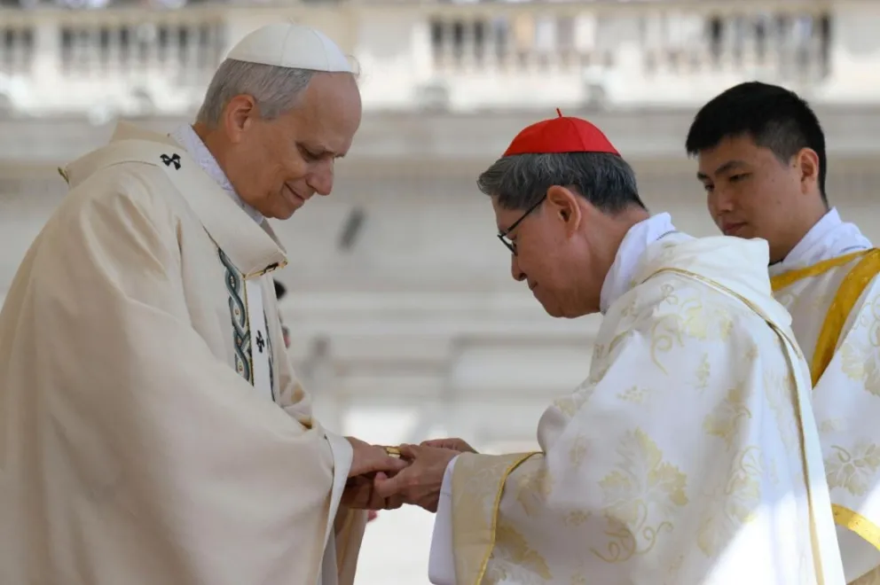 El cardenal filipino Luis Antonio Tagle le impuso el anillo en la mano al Papa. Foto: Vatican News