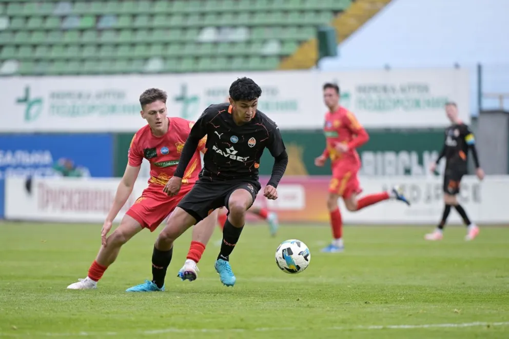 Diego Arroyo en acción en su primer partido oficial de este domingo con el primer plantel del Shakhtar de Ucrania. Foto: Shakhtar Donetsk. 
