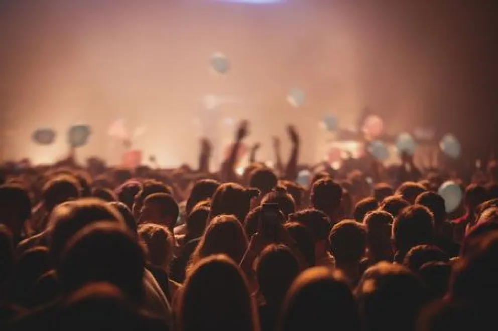 Personas en un mitin político, imagen referencial. Foto: 123RF