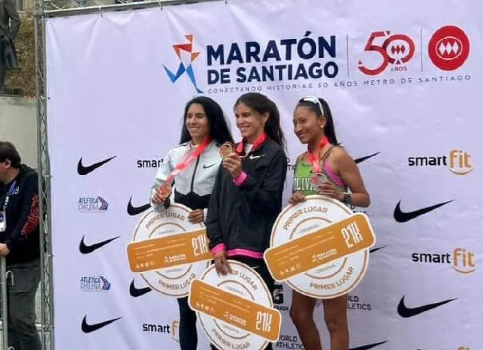 Camargo (der.) en el podio de premiación en Chile. Foto: Ministerio de Salud y Deportes.