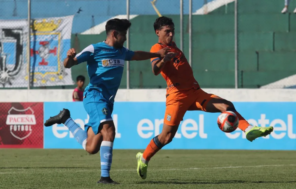 Un atractivo partido se vio en el estadio Carlos Villegas. Foto: Agencia Marka Registrada.