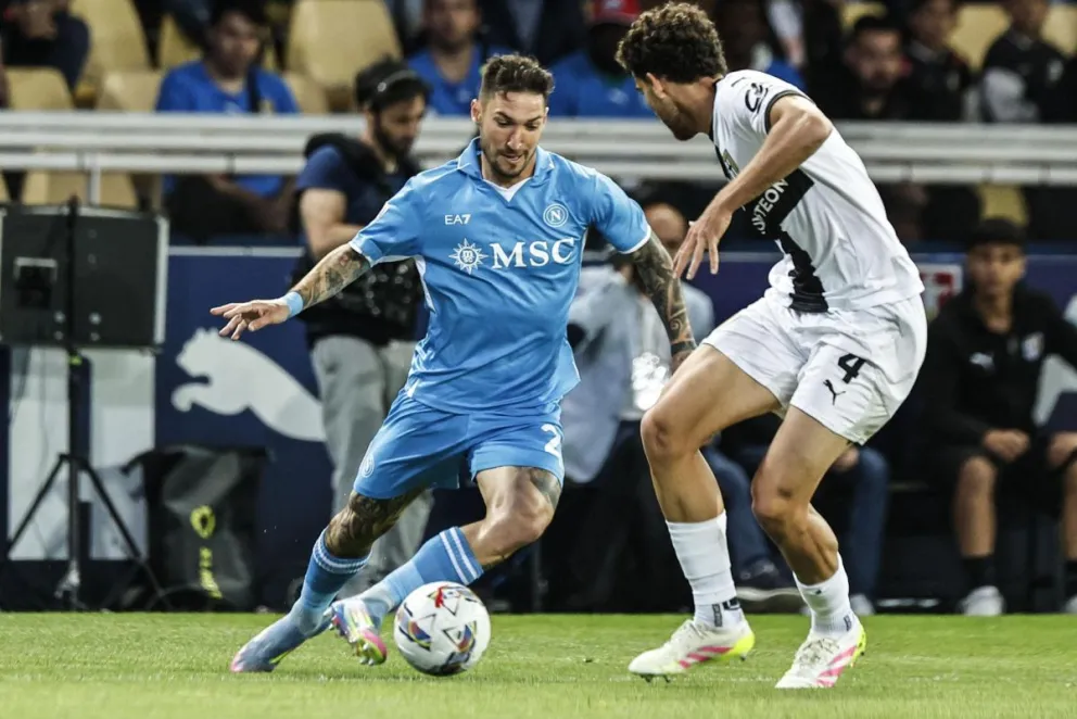 Incidencia entre Nápoles (de celeste) Parma. Foto: EFE.