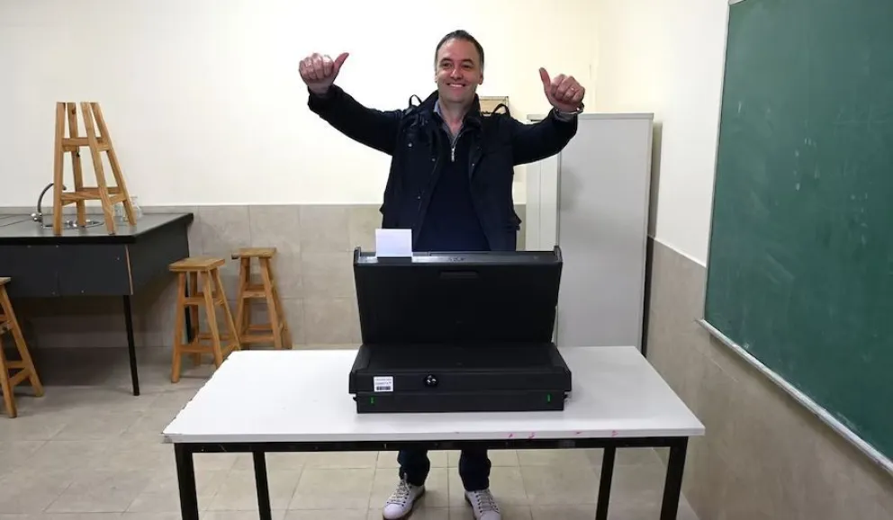 El vocero y candidato de Milei, Manuel Adorni, luego de emitir su voto. Foto: Infobae