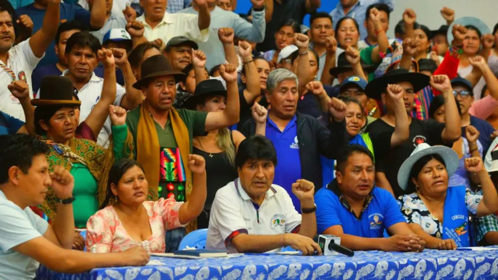 Evo Morales y seguidores en la reunión de este domingo. Foto: RKC 