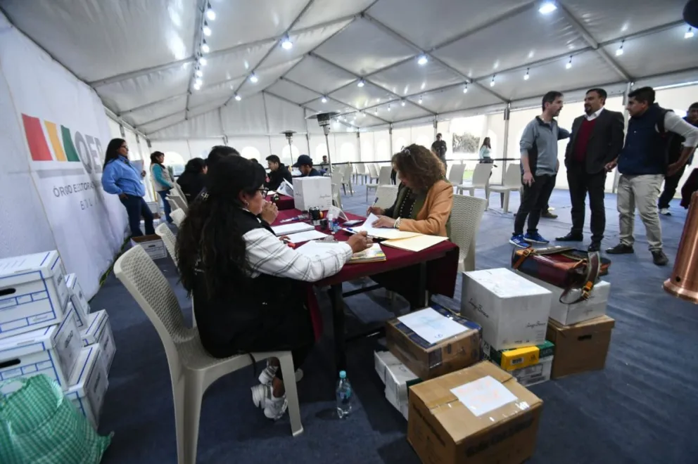Delegados de Unidad presentan los documentos físicos en el TSE.   Foto: APG