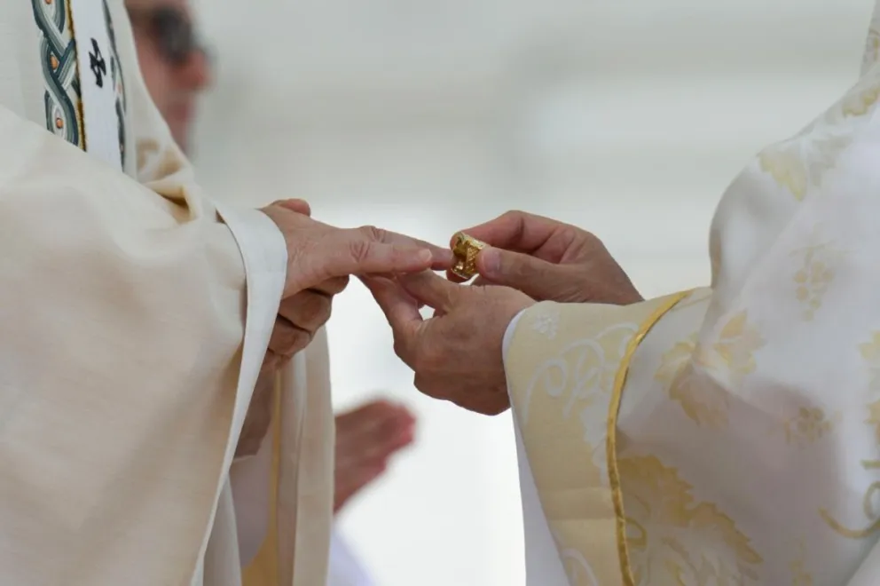 El papa León XIV recibe el anillo de manos de un cardenal. Foto: Vatican News 