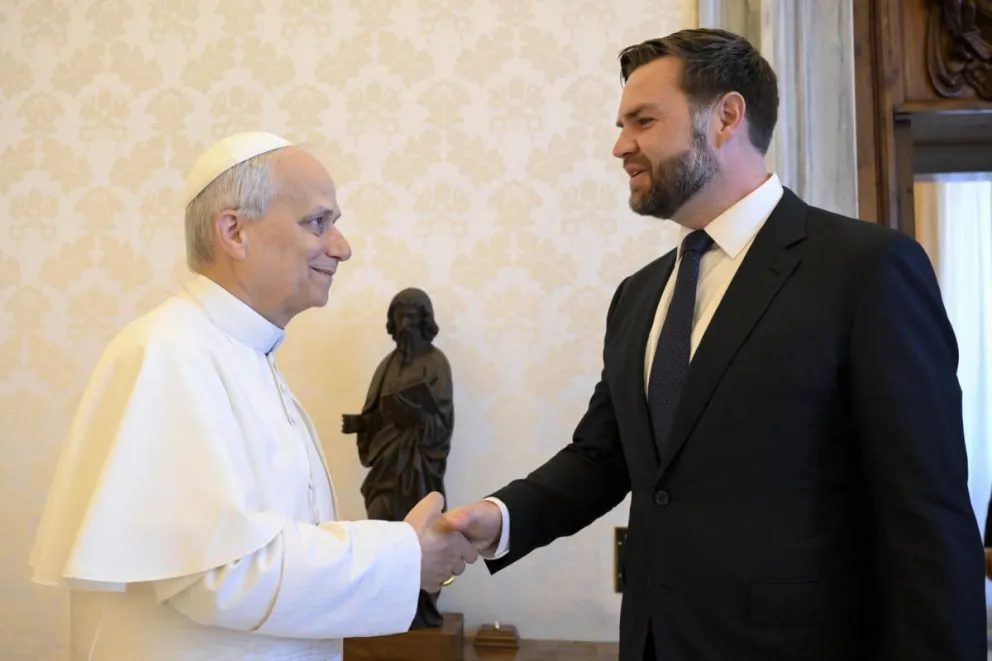 El papa León XIV, antes de la reunión que mantuvo con el vicepresidente de Estados Unidos, JD Vance. Fotos: EFE