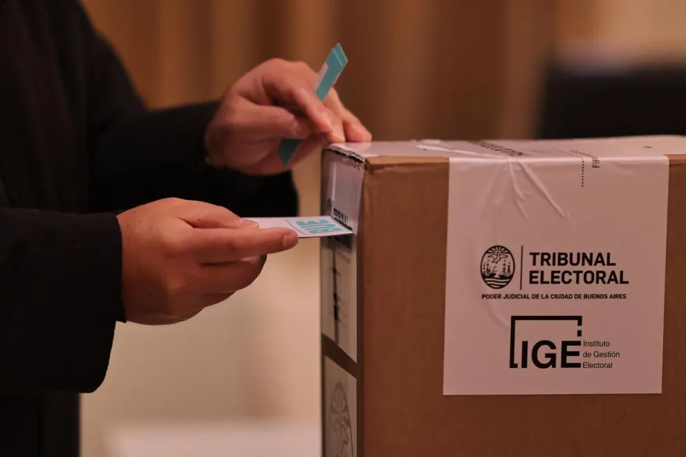 Una persona vota en el interior de un colegio electoral este domingo en Buenos Aires. Foto: EFE
