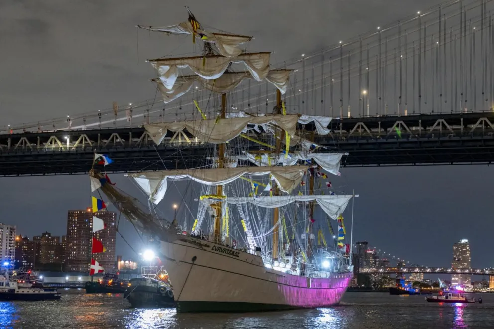 El buque escuela mexicano Cuauhtémoc junto al puente de Brooklyn, en Nueva York. Foto: EFE