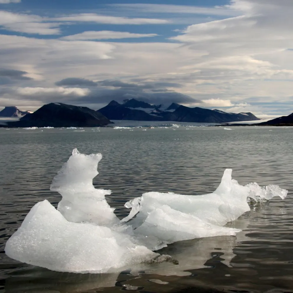 Restos de un iceberg glaciar en Svalbard, Noruega. Crédito: Fabien Maussio / EFE