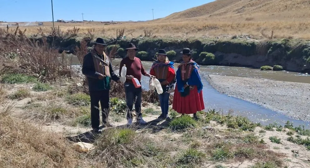 Dirigentes de la OGC Pallina, en el borde del río, en Viacha, muestran la erosión en el sector. Foto: Carlos Quisbert