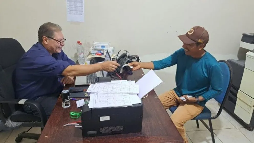 Un ciudadano realiza un trámite en el Órgano Electoral. Foto: Fuente Directa