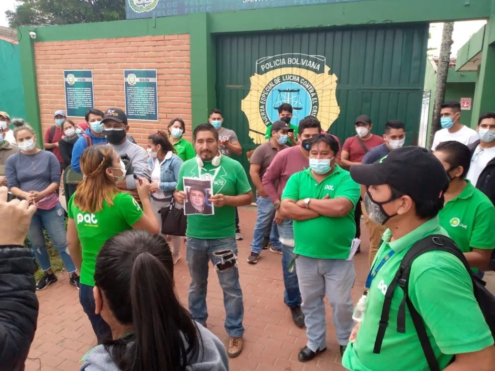 Una de las protestas de los extrabajadores de PAT, en puertas de la Policía Boliviana, en Santa Cruz. Foto: Mercedes Fernández.