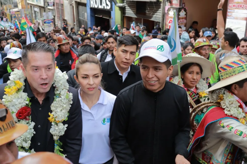 Rodríguez, rumbo al TSE, junto a su candidata a la vicepresidencia y Cronenbold. Foto: APG