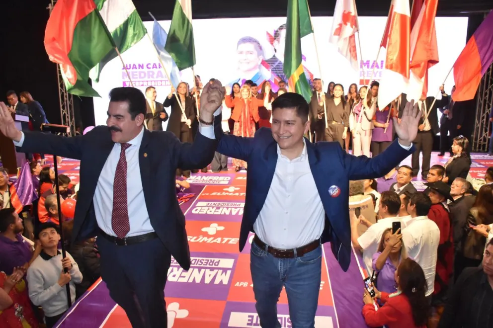 Manfred Reyes Villa con Juan Carlos Medrano, este lunes en Cochabamba. Foto: APG