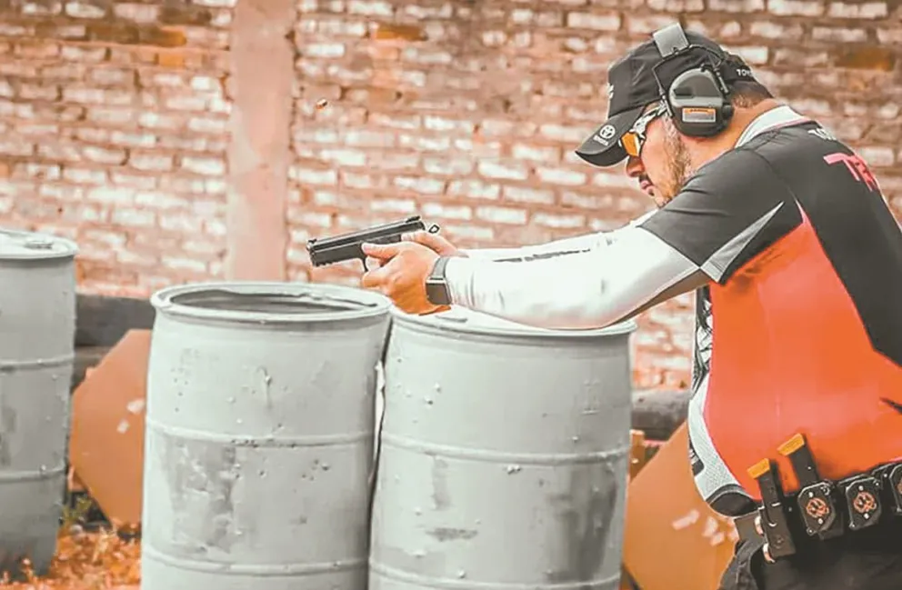 Uno de los deportistas se concentra para realizar su disparo. Foto: World’s End IPSC Challenge.